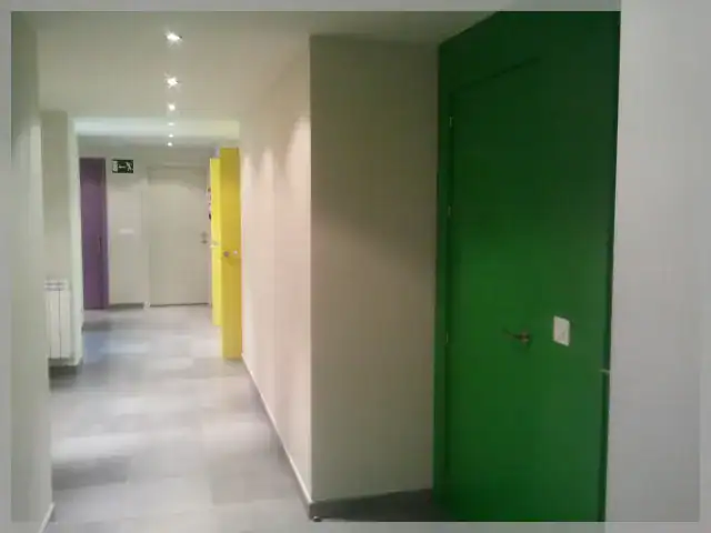 Puerta verde en centro de atención infantil en Monzón.