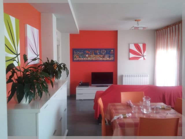 Decoración moderna en centro infantil Monzón con colores vibrantes y mobiliario funcional.