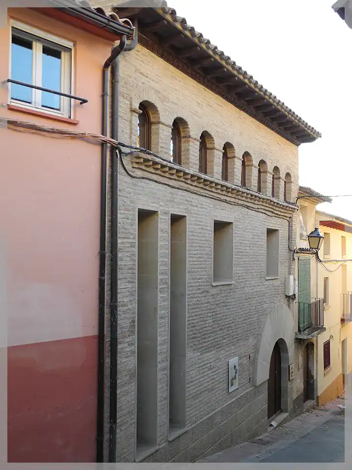 Edificio histórico en Castejón, utilizado para la interpretación de las comunidades locales.