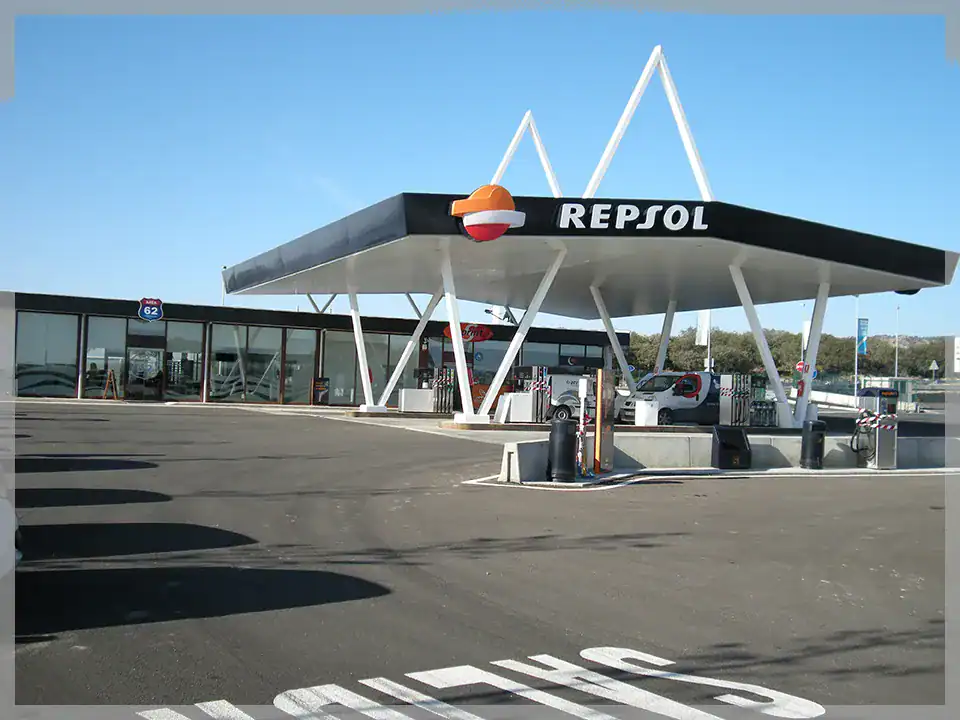 Repsol estación de servicio con área de combustible y tienda en un diseño innovador.