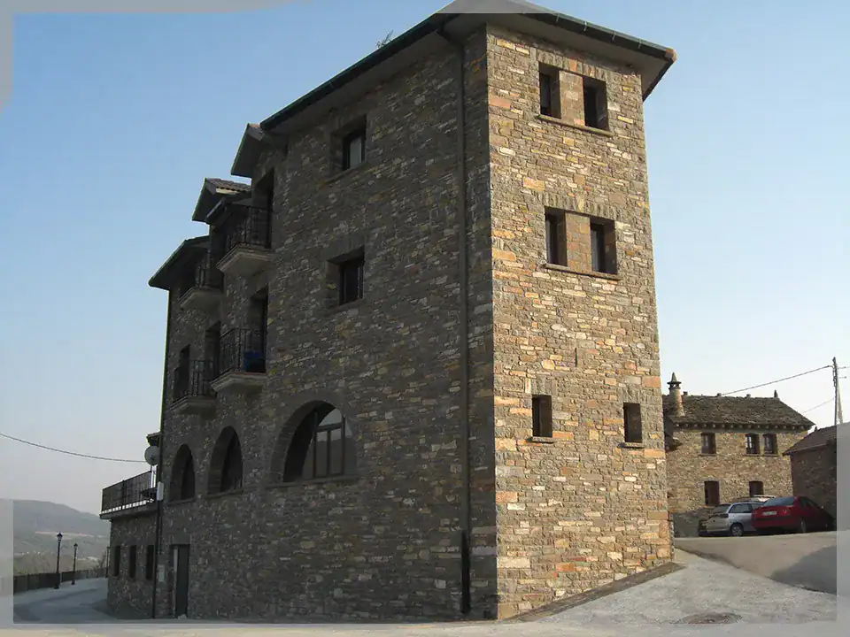 Casa de piedra en Hostal Pueyo Araguas, arquitectura tradicional en un entorno rural.