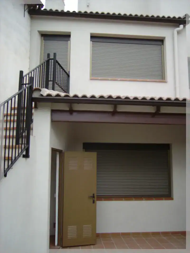 Reforma integral de vivienda con nuevas ventanas y puertas en edificio residencial. Mejora estética.