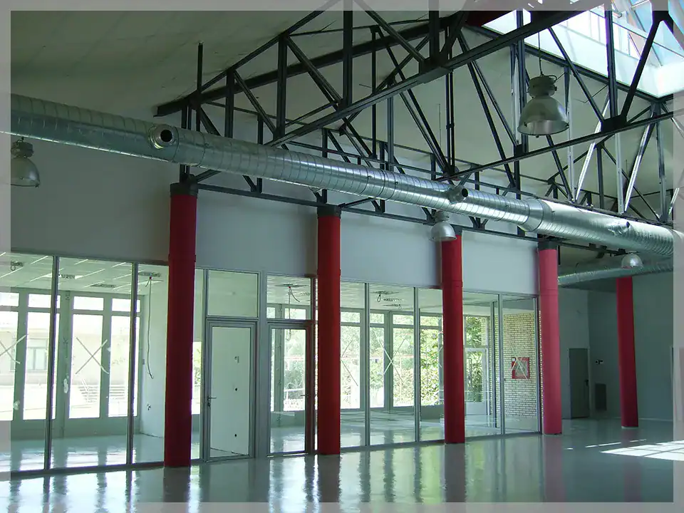 Rehabilitación moderna para centro de día con espacios amplios y luminosos.