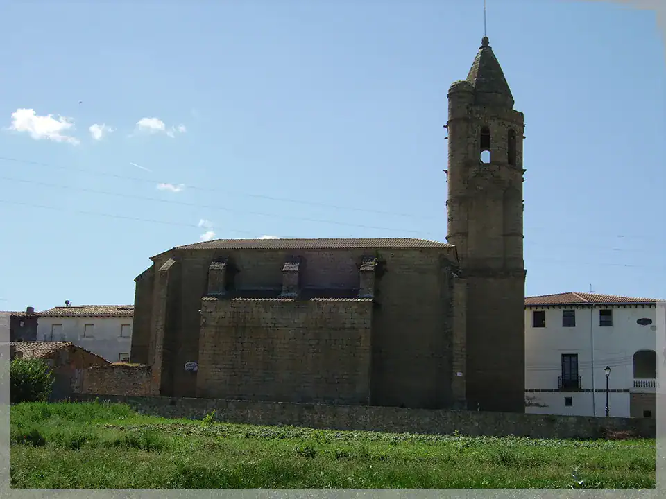 Iglesia restaurada en Laguarres, con arquitectura histórica y detalles en piedra.