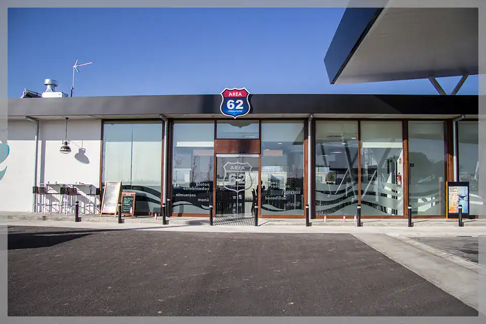 Fachada del Restaurante E.S. con diseño contemporáneo y amplios ventanales, ubicado en una zona acce.