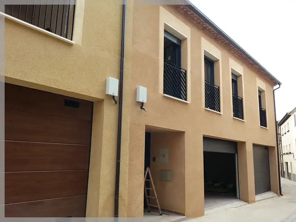 Vivienda unifamiliar en Berbegal con diseño moderno y fachada en tonos beige, con ventanas de alumin.