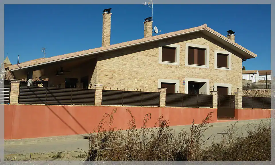 Casa unifamiliar moderna en Peralta con diseño arquitectónico innovador.